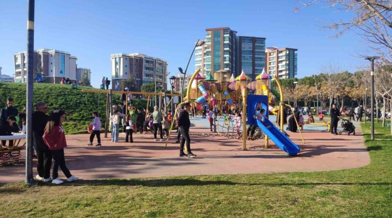 Manisa'da Kışın Ortasında Yaz Günü: Vatandaşlar Atatürk Kent Park'ına Akın Etti 1