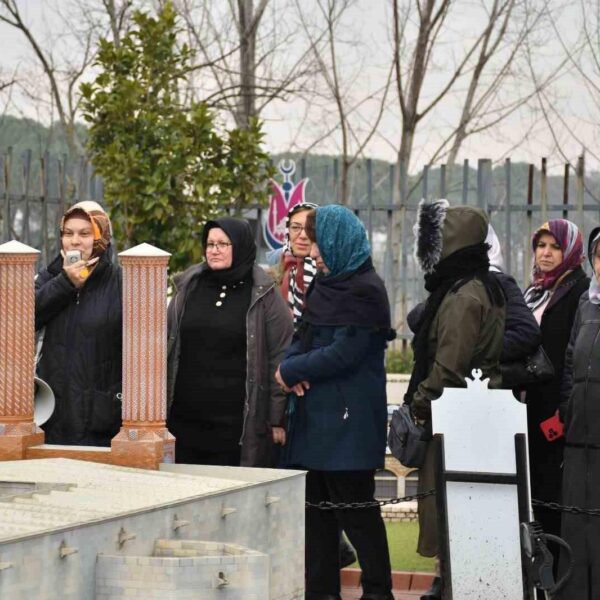 Manisa'daki kadın kafilesinin tarihi mekanları ziyaret etmesi-1
