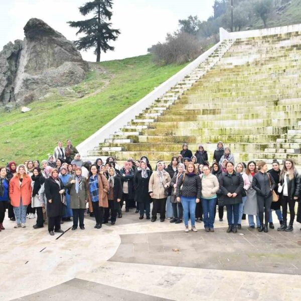 Manisa'daki kadın kafilesinin tarihi mekanları ziyaret etmesi-3