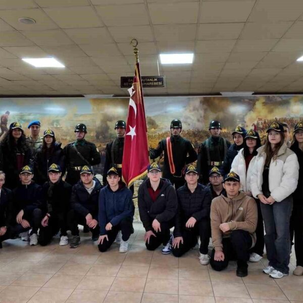 Manisa Sosyal Bilimler Lisesi öğrencileri tarihi Alay Sancağını inceliyor.-3