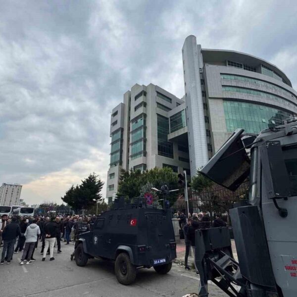 Mersin Adliyesi önünde protesto eden kalabalık-1