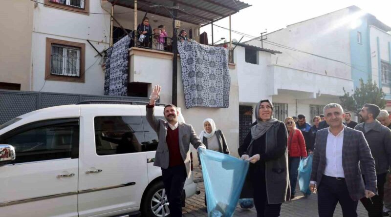 Mersin Akdeniz Belediyesi, 'Akdeniz'i Seviyorum Kirletmiyorum' Temizlik Kampanyası ile Çay Mahallesi'ni Temizledi 1
