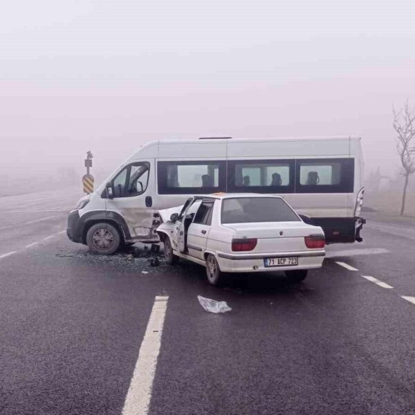 Minibüs ile otomobilin çarpışması sonucu oluşan hasar-1
