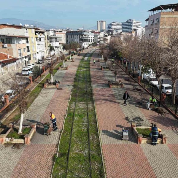 Nazilli Belediyesi ekipleri parklarda temizlik çalışması yapıyor.-5
