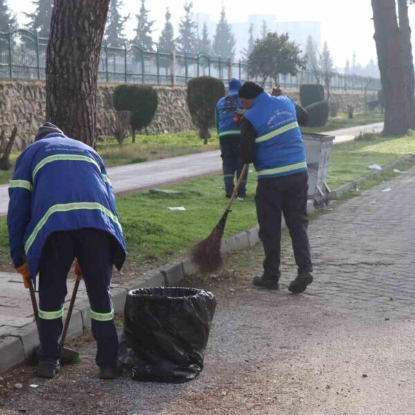 Nazilli Belediyesi temizlik ekibi sokakları temizliyor.-2