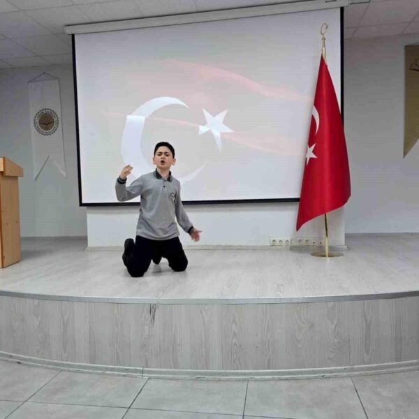 Necati Yener, ödül töreninde öğrencilere ödüllerini takdim ediyor-3