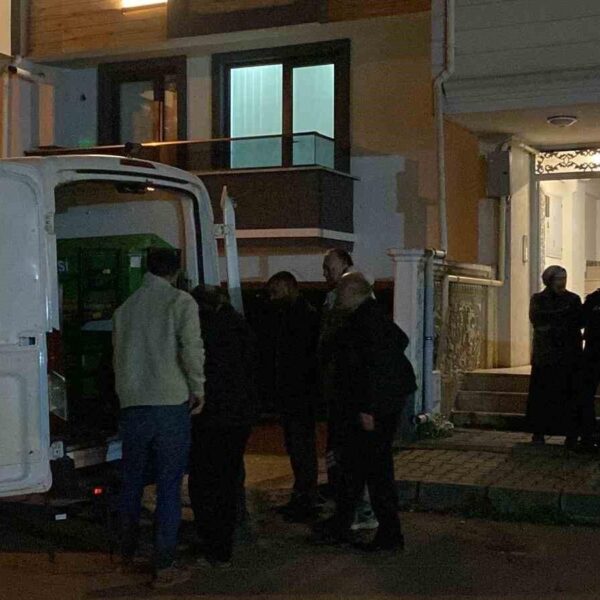 Nejdet Gönder'in cenazesi için toplandığı Hacı Muharrem Camii'nde cenaze namazı.-2