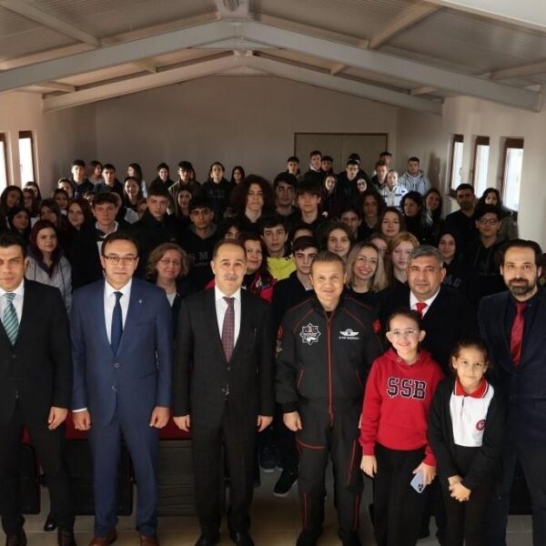 Öğrenciler Alper Gezeravcı'ya uzaydan getirdiği hediyelerle karşılaşıyor.-2
