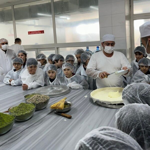 Öğrenciler baklava yapıyor-5