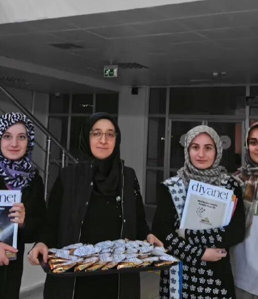 Öğrenciler çiğköfte yoğuruyor-2