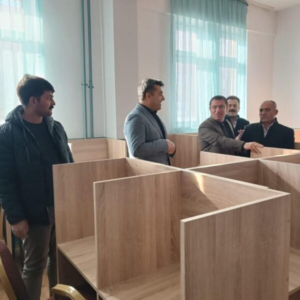 Öğrenciler etüt salonunda ders çalışıyor-2