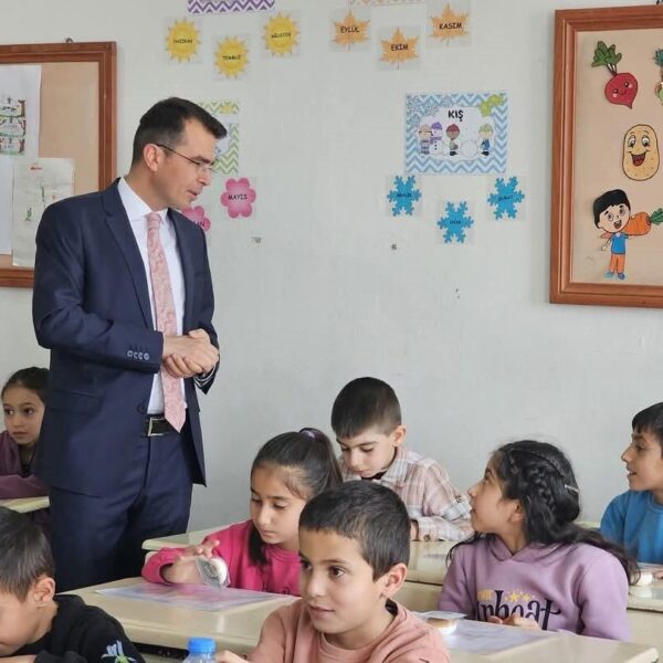 Öğrenciler karnelerini alıyor.-1