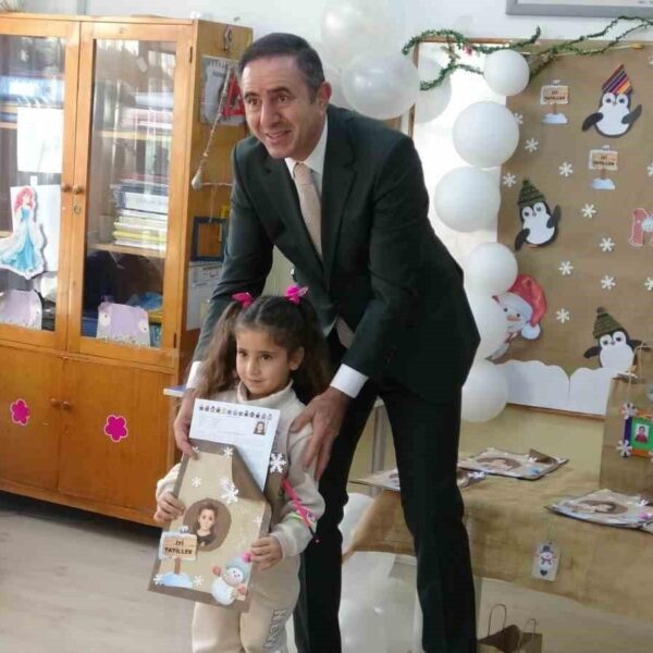 Öğrenciler karnelerini alıyor-2