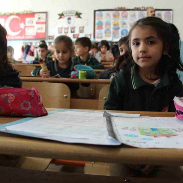 Öğrenciler karnelerini alıyor-4