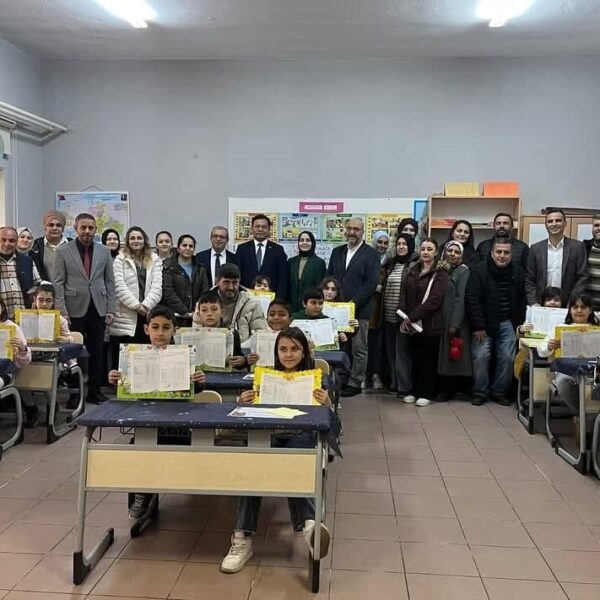 Öğrenciler karnelerini alıyorlar.-3