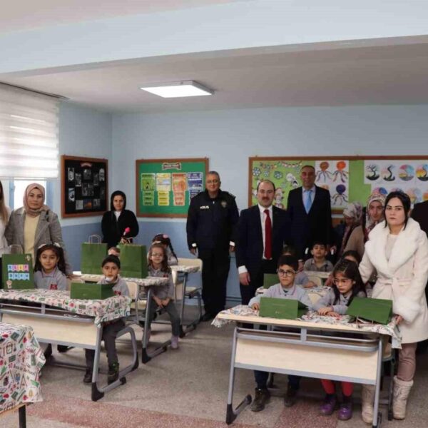 Oltu Kaymakamı Mustafa Çelik'in öğrencilere karne dağıtması-3