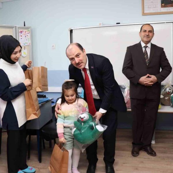 Oltu Kaymakamı Mustafa Çelik'in öğrencilere karne dağıtması-5