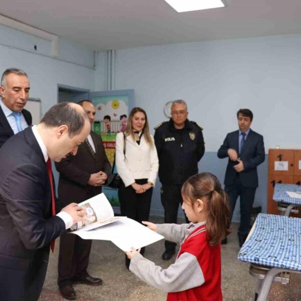 Oltu Kaymakamı Mustafa Çelik'in öğrencilere karne dağıtması-7