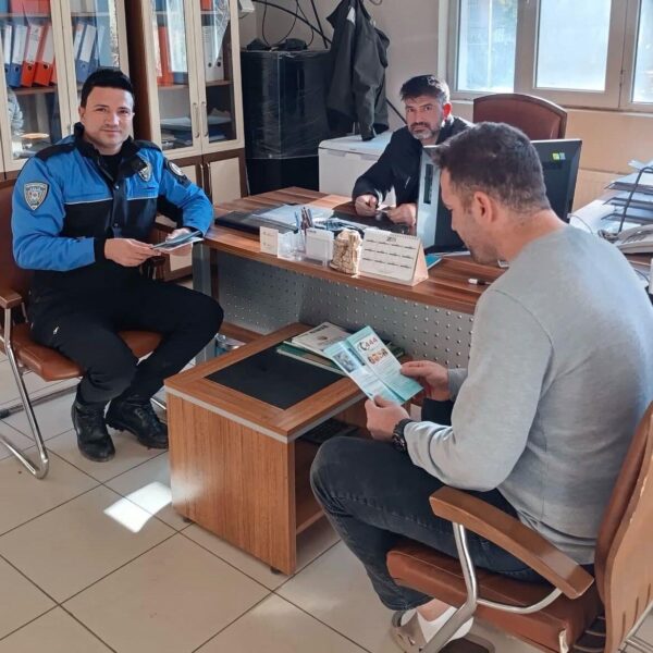 Polis ekipleri, dolandırıcılık ve yeni suç yöntemleri hakkında broşürler dağıtıyor.