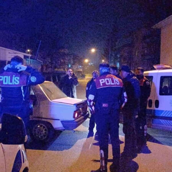 Polis ekipleri tarafından durdurulan ve kaza yapınca yakalanan bir sürücü-1