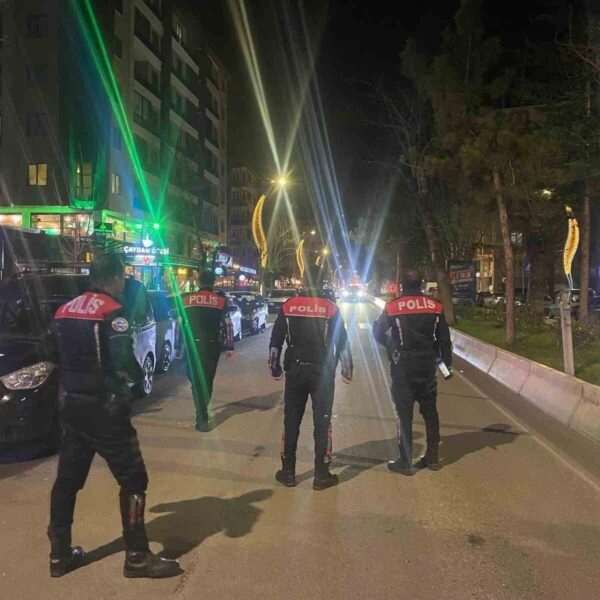Polis ekipleri yılbaşı gecesi Afyonkarahisar'da denetim yapıyor.-1