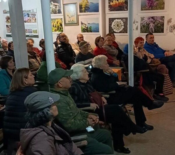 Prof. Dr. Figen Yıldız zeytin ağacının etkileyici bir görüntüsünü işaret ediyor.-1