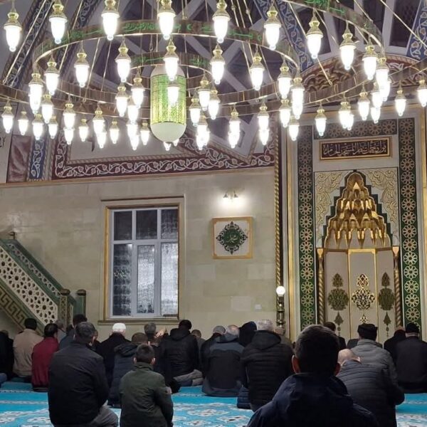 Regaip Kandili namazı kılan vatandaşlar-1