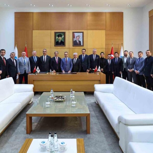Sakarya Büyükşehir Belediye Başkanı Yusuf Alemdar ve Sanayi ve Teknoloji Bakanı Mehmet Fatih Kacır'ın görüşme-1