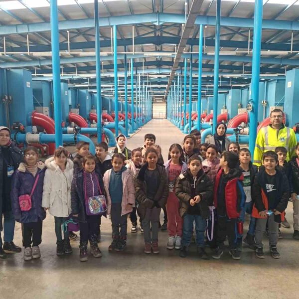 Sakarya Büyükşehir Belediyesi tarafından düzenlenen eğitim gezisinde Çökekler İlkokulu öğrencileri SASKİ İçmesuyu Tesisi'ni ziyaret ediyor.-3