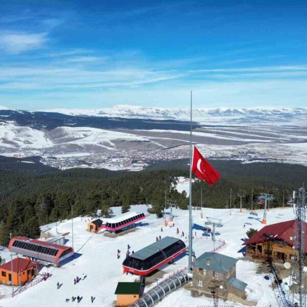 Sarıkamış Kayak Merkezi'nde bayrak yarıya indirilmiş