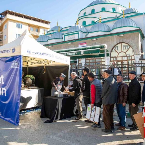 Şehit itfaiye erlerinin aileleri ve vatandaşların katılımıyla fidan dikim töreni-3