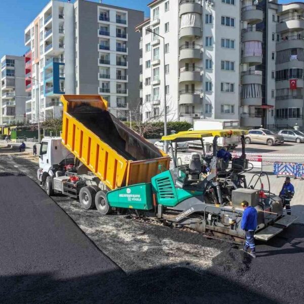 Şemikler Mahallesi'nde asfalt döküm çalışması sonucunda yol zemini güçlendirildi.-2
