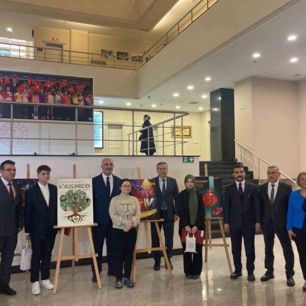 Serdar Yüksel'in ödül töreninde gülümsemesi-1