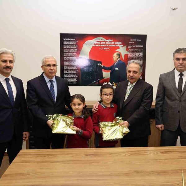 Talas Belediye Başkanı Mustafa Yalçın, öğrencilerle birlikte karne töreninde.-1
