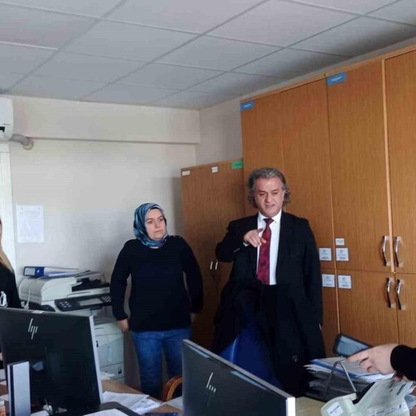 Tapu ve Kadastro 24'ncü Bölge Müdürü Hasan Dayıkaraca Demirözü Tapu Müdürlüğü'nde incelemelerde bulunuyor