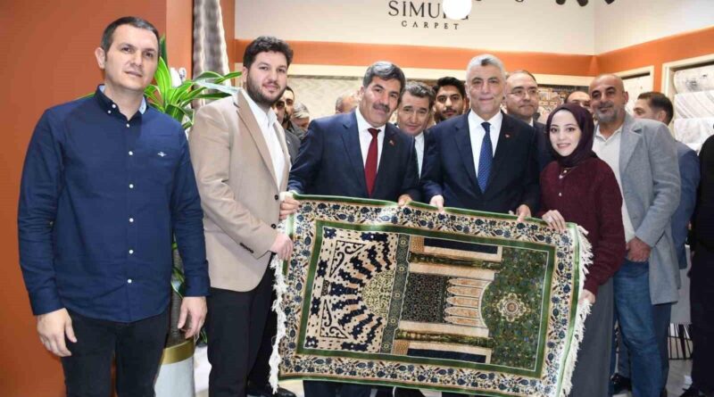 Ticaret Bakanı Ömer Bolat, CFE Uluslararası Halı ve Yer Kaplamaları Fuarı'nı Ziyaret Etti ve Gaziantepli Halıcılarla İlgili Projeler Hakkında Bilgi Aldı 1