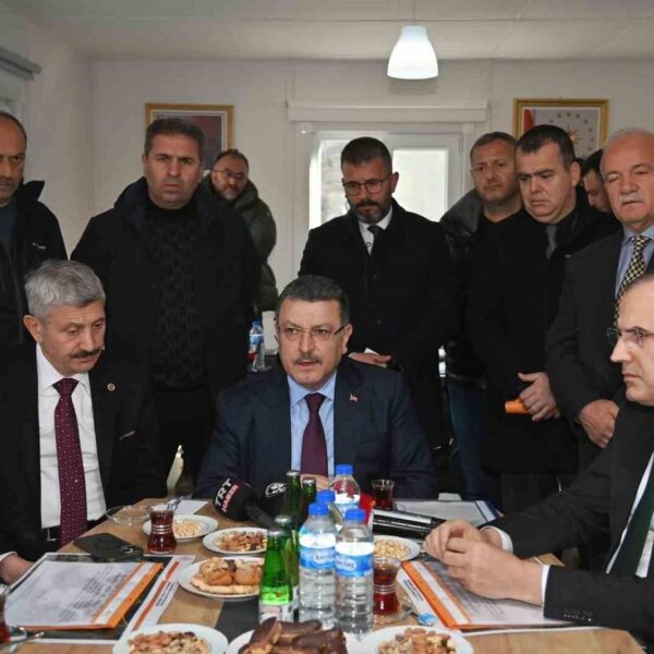Trabzon Büyükşehir Belediye Başkanı Ahmet Metin Genç, Araklı-Dağbaşı-Uğrak yolunda devam eden çalışmaları yerinde inceliyor.-1