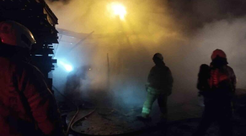Tuzla'da Palet İmalathanede Yangın 1