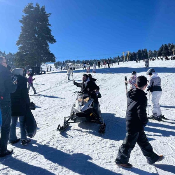 Uludağ'da karın tadını çıkaran turistler-3