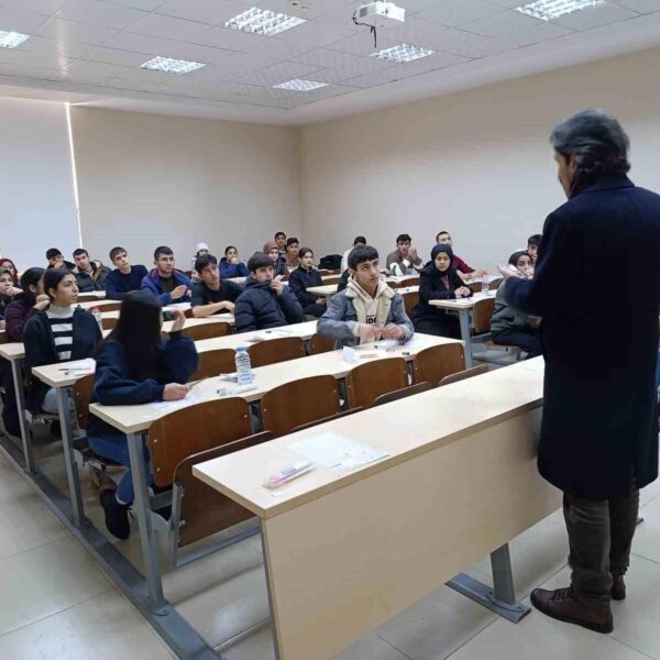 Üniversite sınavına hazırlanan öğrenciler-1