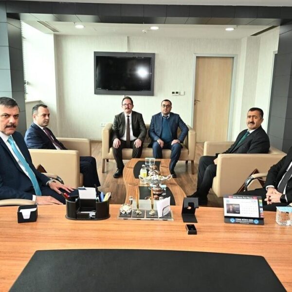 Vali Çiftçi, İŞKUR'da açık iş ilanları hakkında bilgi alıyor.-2