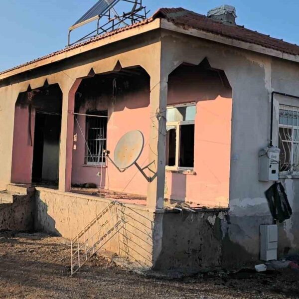 Yangın sonrası hasarlı ev-1
