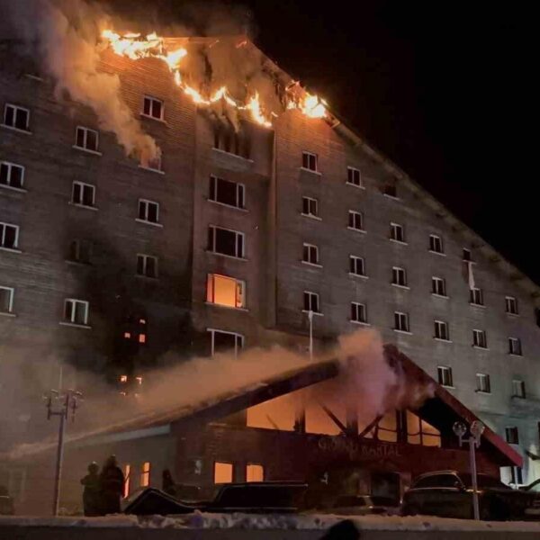 Yangında zarar gören otel-2