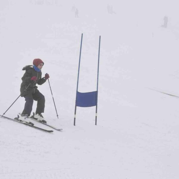 Yarışmacıların kayak pistindeki mücadelesi-4