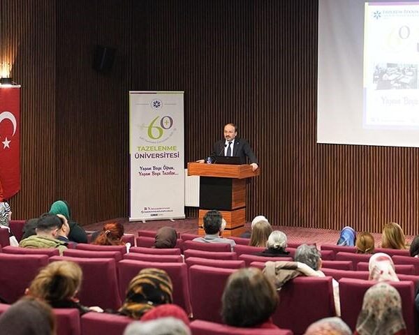 60+ Tazelenme Üniversitesi öğrencileri kampüs yerleşkesini ziyaret ediyor.-12