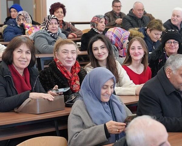 60+ Tazelenme Üniversitesi öğrencileri kampüs yerleşkesini ziyaret ediyor.-4