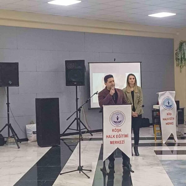 Abdurrahim Karakoç'un anıldığı programda katılımcılar duygulu anlar yaşadı.-1