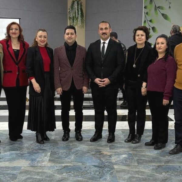 Abdurrahim Karakoç'un anıldığı programda katılımcılar duygulu anlar yaşadı.-5