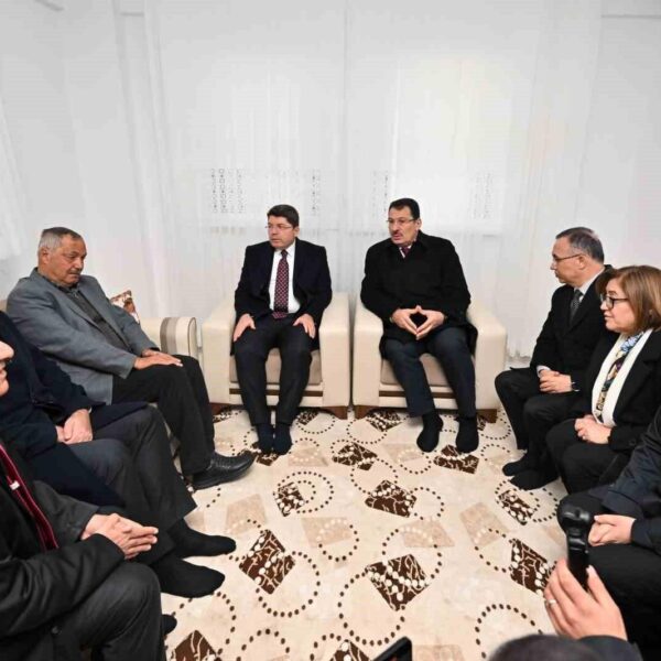 Adalet Bakanı Yılmaz Tunç, depremzede bir aileyle sohbet ediyor.-1