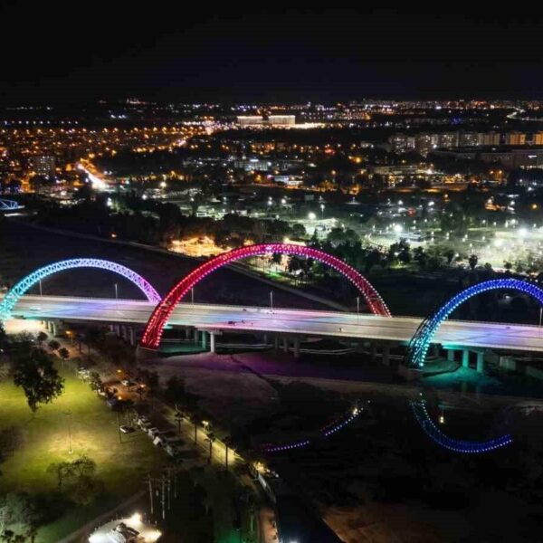 Adana'nın tarihi Taşköprüsü gece ışıklandırması ile-1